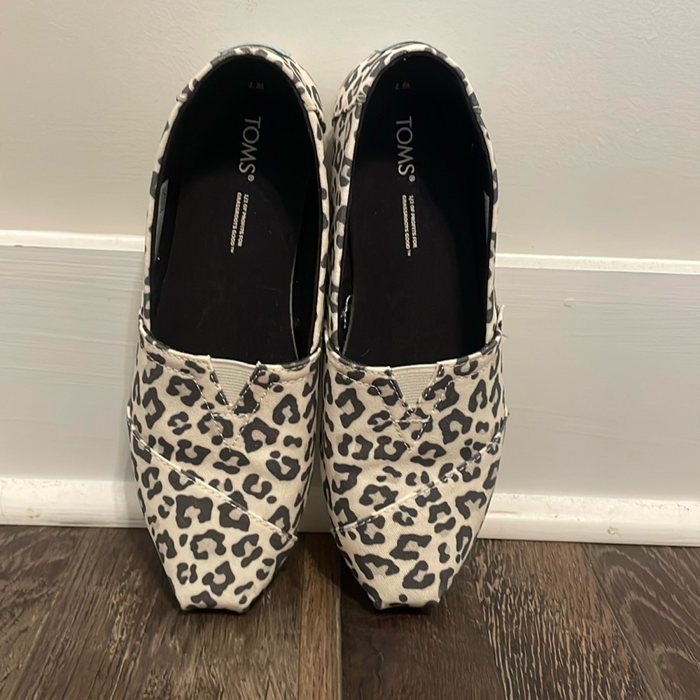 Tom’s snow leopard flats. Women size 7.